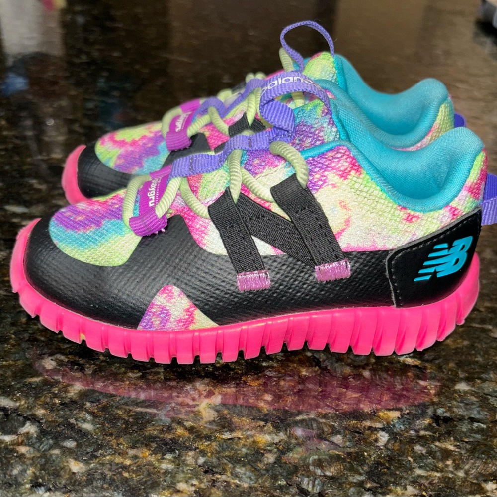 NEW BALANCE- PLAYGRUV TODDLER SZ 8-GREAT CONDITION